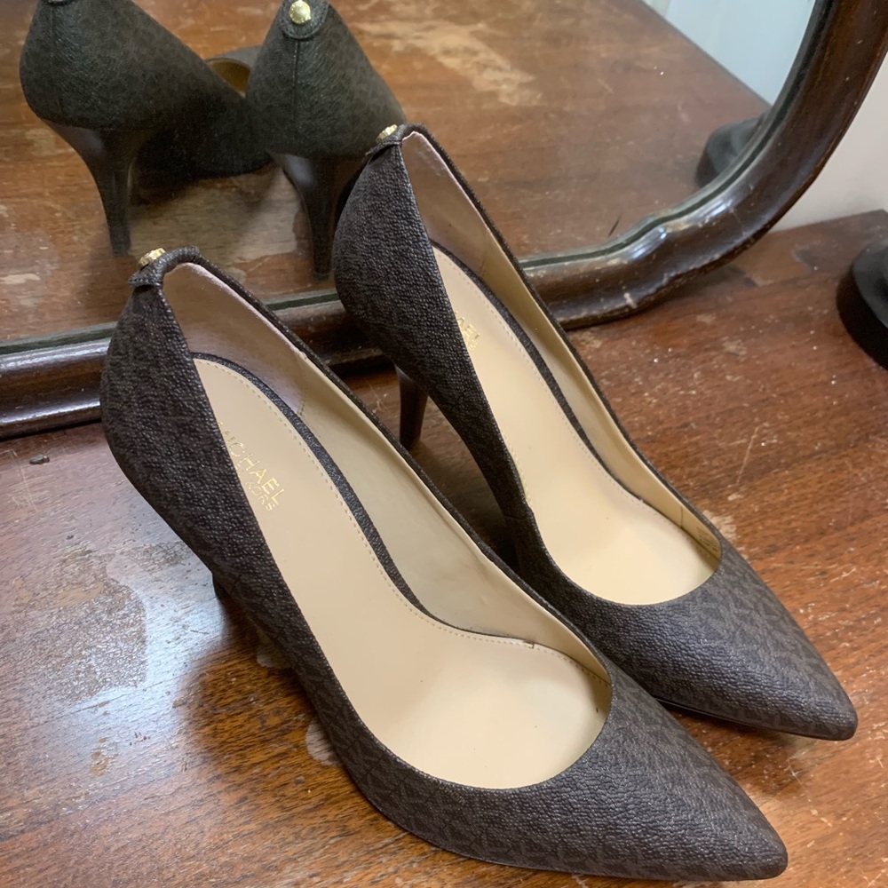Micheal Kors’ classic mid heel flex pump w logo